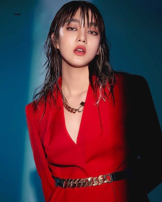 Nữ ca sĩ mất h&igrave;nh ảnh v&igrave; chiếc quần phản cảm - Ảnh 6.