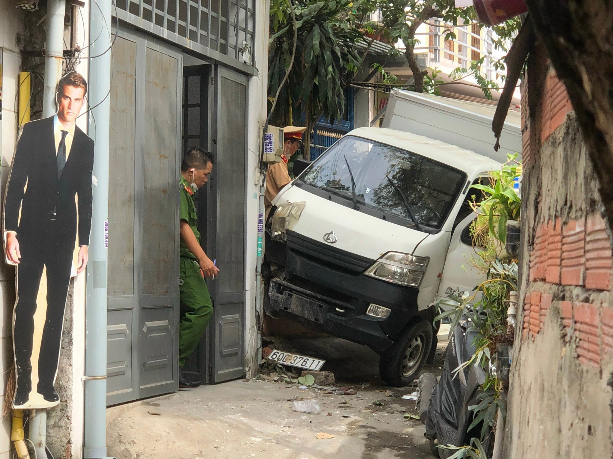 TP HCM: Xe tải gây 2 vụ tai nạn liên tiếp rồi lao vào nhà người dân - Ảnh 1. TP HCM: Xe tải gây 2 vụ tai nạn liên tiếp rồi lao vào nhà người dân - Ảnh 1.