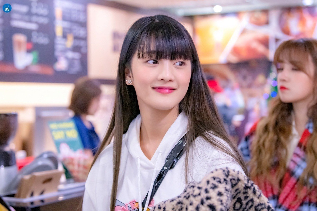 Nữ ca sĩ mất h&igrave;nh ảnh v&igrave; chiếc quần phản cảm - Ảnh 7.