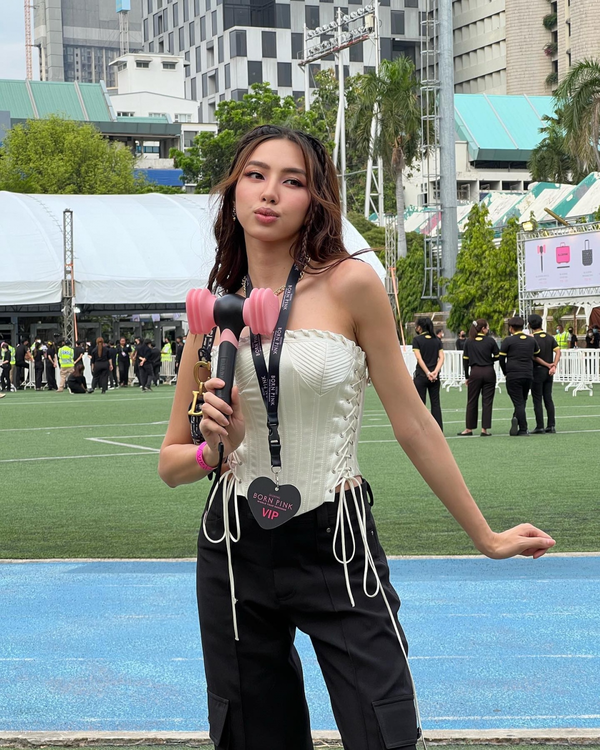 Hoa hậu Thùy Tiên khoe nhan sắc đỉnh cao khi sang Thái cổ vũ BLACKPINK - Ảnh 3.