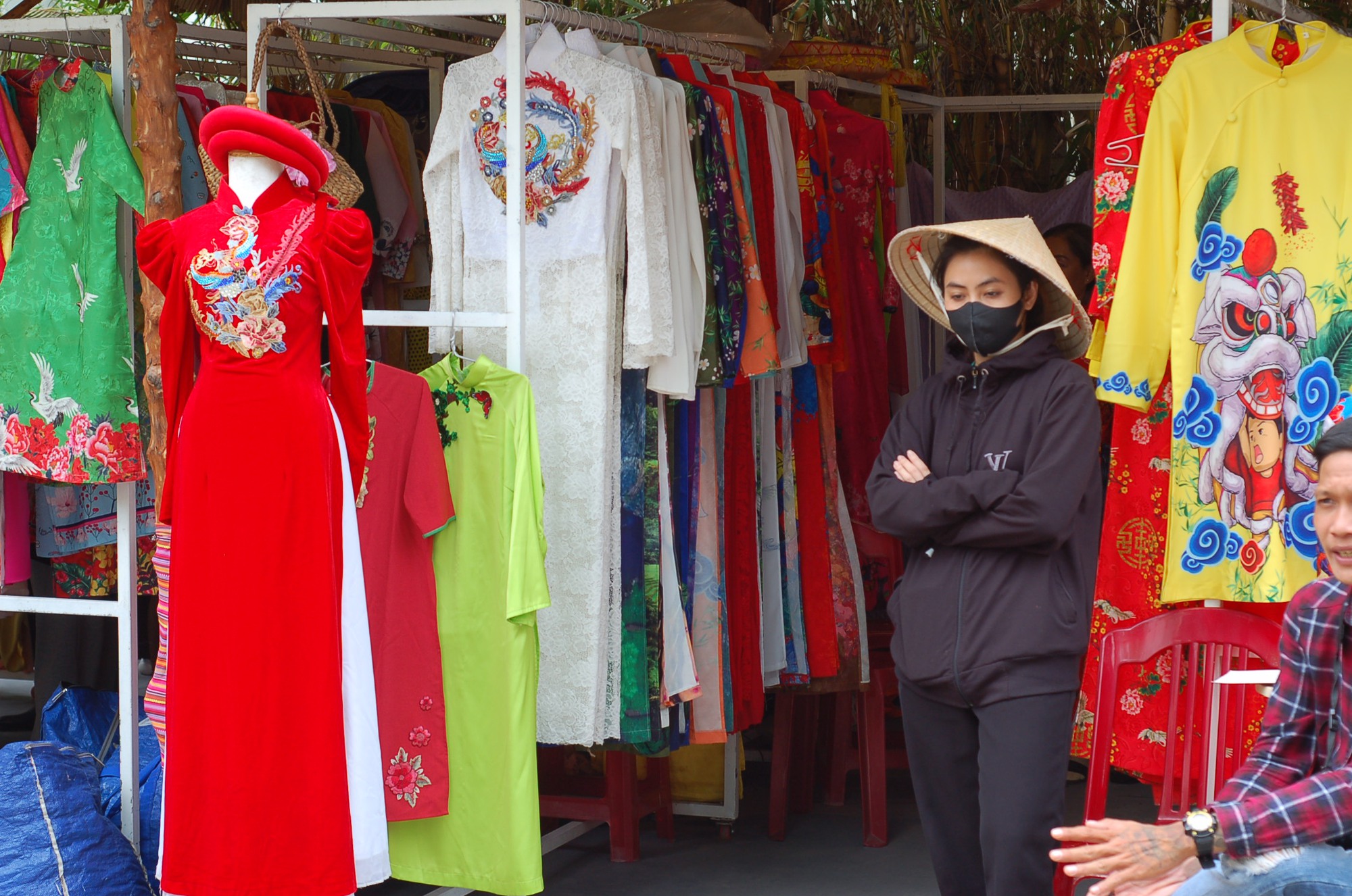 Có một con phố ở trung tâm TP.HCM người người nô nức diện áo dài du Xuân khiến khách du lịch nước ngoài thích thú  - Ảnh 11.