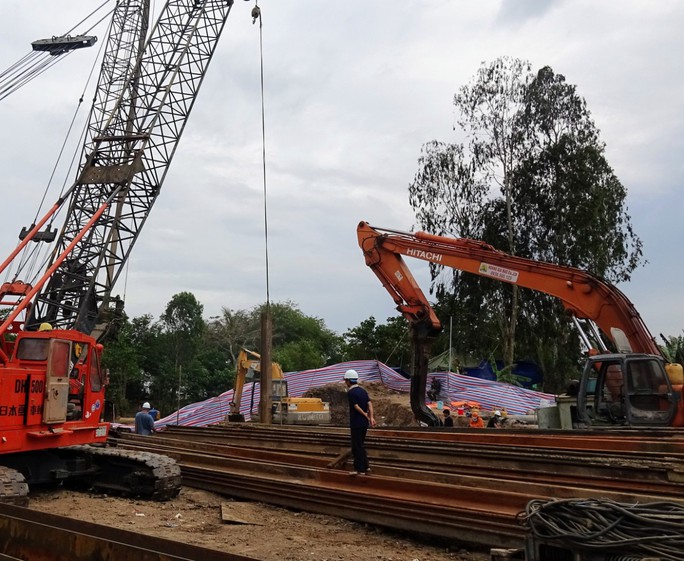 Diễn biến mới nhất vụ bé trai lọt vào trụ bê-tông sâu 35m - Ảnh 7. Diễn biến mới nhất vụ bé trai lọt vào trụ bê-tông sâu 35m - Ảnh 7.