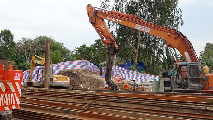Diễn biến mới nhất vụ bé trai lọt vào trụ bê-tông sâu 35m - Ảnh 6. Diễn biến mới nhất vụ bé trai lọt vào trụ bê-tông sâu 35m - Ảnh 6.