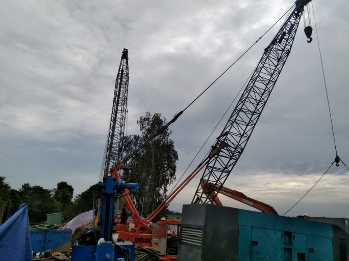Diễn biến mới nhất vụ bé trai lọt vào trụ bê-tông sâu 35m - Ảnh 2. Diễn biến mới nhất vụ bé trai lọt vào trụ bê-tông sâu 35m - Ảnh 2.