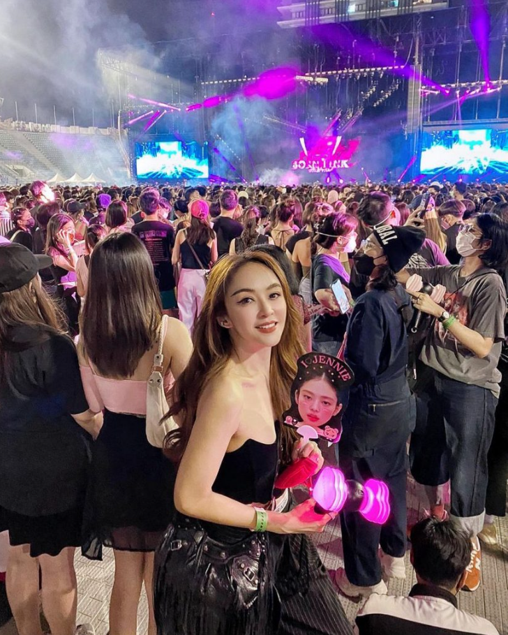 Hoa hậu Thùy Tiên được báo Thái Lan đưa hẳn tin khi đến xem concert BLACKPINK, Á hậu xứ chùa vàng vào phản ứng - Ảnh 7.