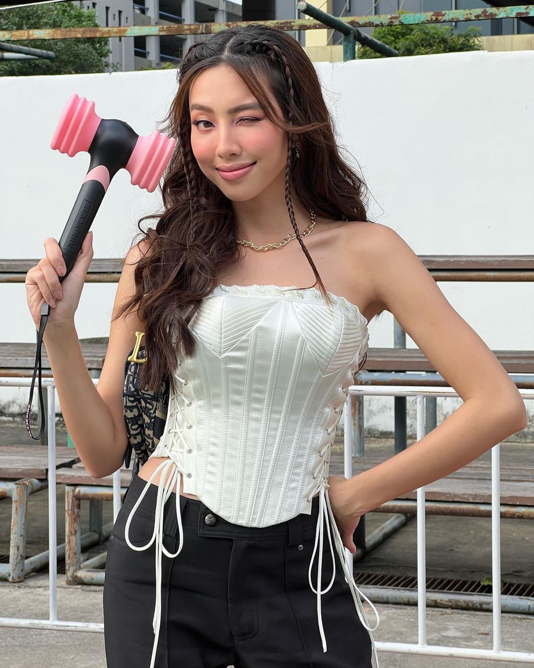 Hoa hậu Thùy Tiên được báo Thái Lan đưa hẳn tin khi đến xem concert BLACKPINK, Á hậu xứ chùa vàng vào phản ứng - Ảnh 3.