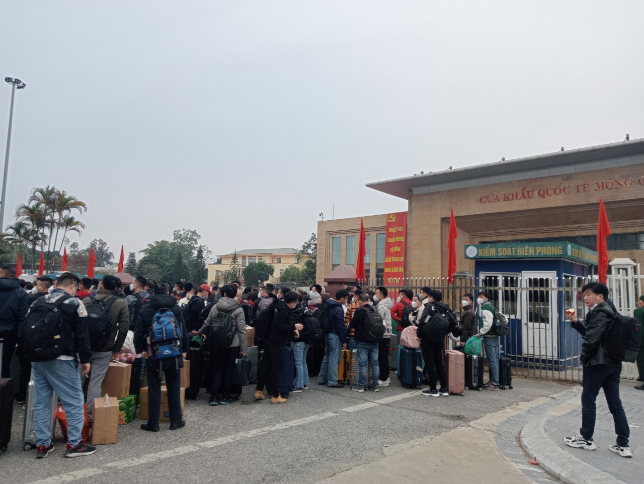 Sáng 8-1, hơn 1.000 người Trung Quốc làm thủ tục xuất cảnh tại Cửa khẩu Quốc tế Móng Cái - Ảnh 2.