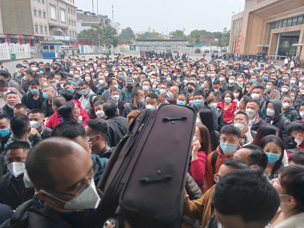 Sáng 8-1, hơn 1.000 người Trung Quốc làm thủ tục xuất cảnh tại Cửa khẩu Quốc tế Móng Cái - Ảnh 1.