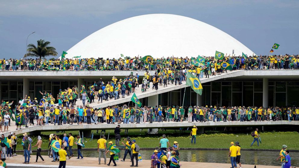 Brazil: Người biểu tình xông vào quốc hội, cảnh sát nhanh chóng chiếm lại - Ảnh 1.