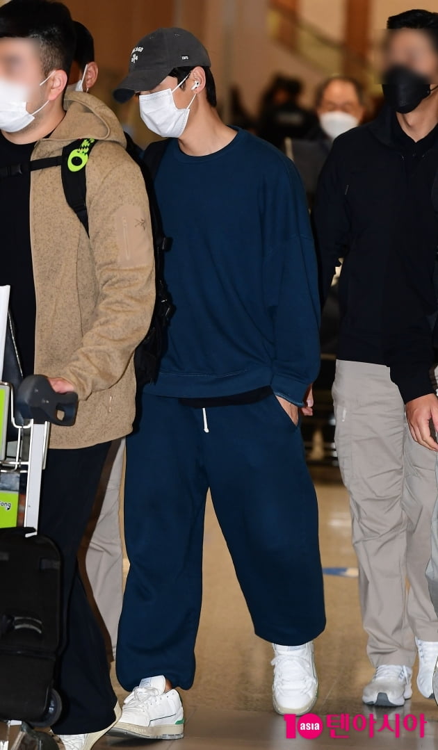 Tài sản nghìn tỷ, Song Joong Ki lại quá giản dị: Nhìn trang phục ở sân bay trước và sau khi dự Grammy Hàn là đủ hiểu! - Ảnh 2.