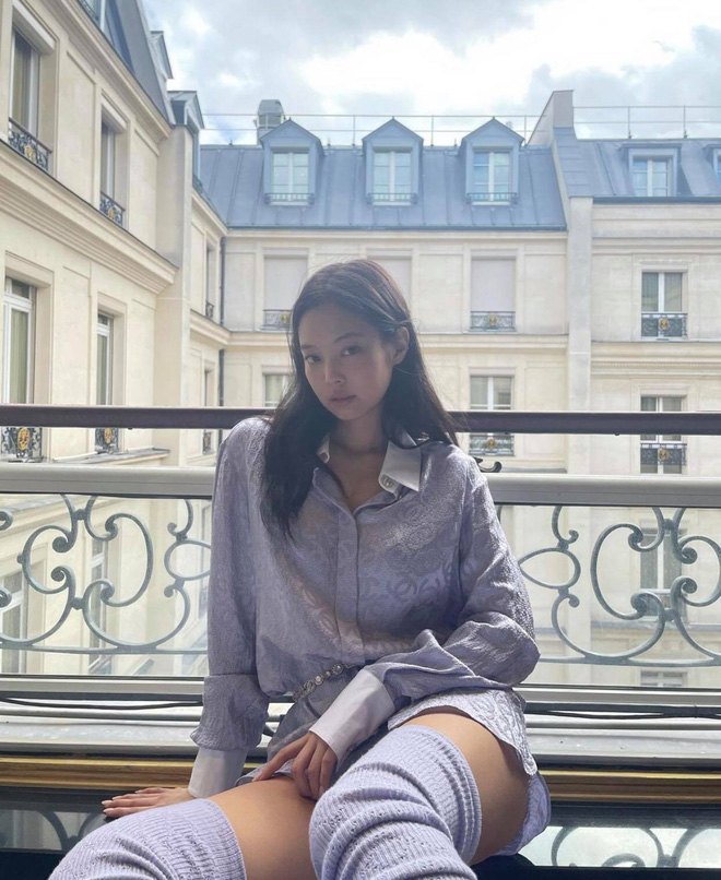 Jennie mặc bạo vượt khỏi tiêu chuẩn idol: Đu trend không quần giống hội IT girl, liên tục diện bra trước cả nghìn khán giả - Ảnh 14. Jennie mặc bạo vượt khỏi tiêu chuẩn idol: Đu trend không quần giống hội IT girl, liên tục diện bra trước cả nghìn khán giả - Ảnh 14.