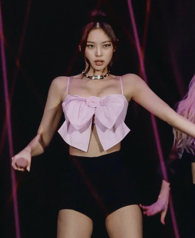 Jennie mặc bạo vượt khỏi tiêu chuẩn idol: Đu trend không quần giống hội IT girl, liên tục diện bra trước cả nghìn khán giả - Ảnh 12. Jennie mặc bạo vượt khỏi tiêu chuẩn idol: Đu trend không quần giống hội IT girl, liên tục diện bra trước cả nghìn khán giả - Ảnh 12.