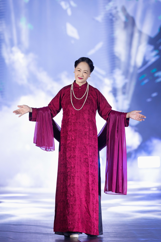 NSND Như Quỳnh diện áo dài, làm người mẫu ở tuổi 69 - Ảnh 2.