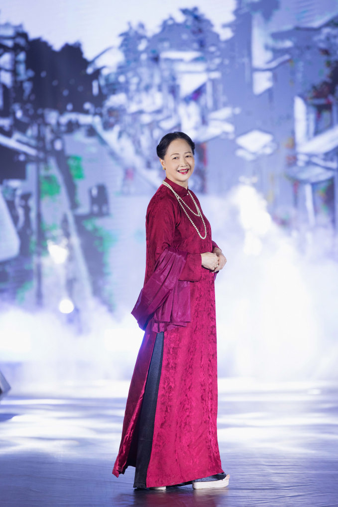 NSND Như Quỳnh diện áo dài, làm người mẫu ở tuổi 69 - Ảnh 3.