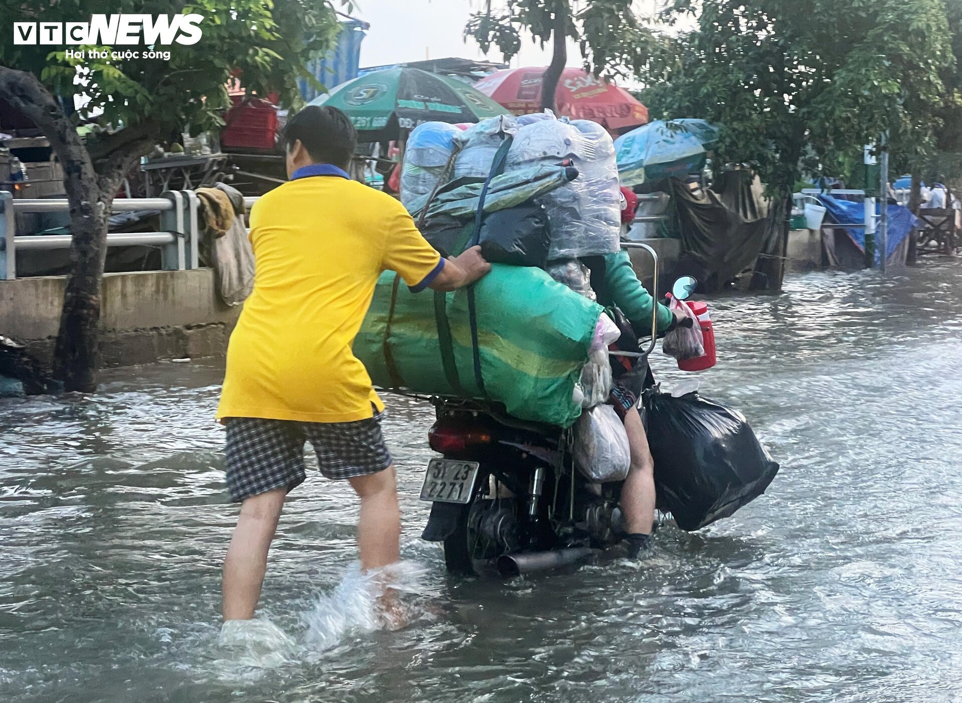 TP.HCM: Triều cường từ sáng sớm, người dân bì bõm giữa biển nước - Ảnh 12.