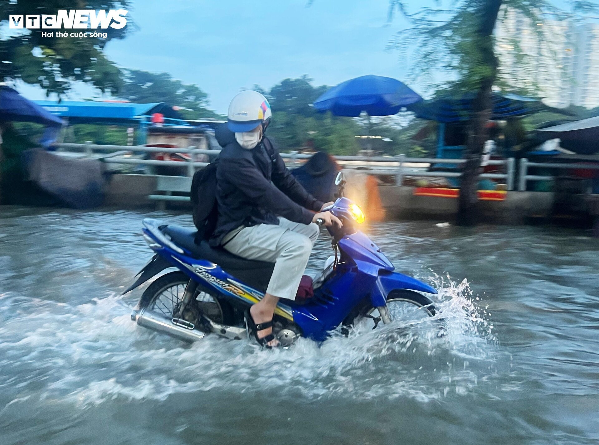 TP.HCM: Triều cường từ sáng sớm, người dân bì bõm giữa biển nước - Ảnh 13.