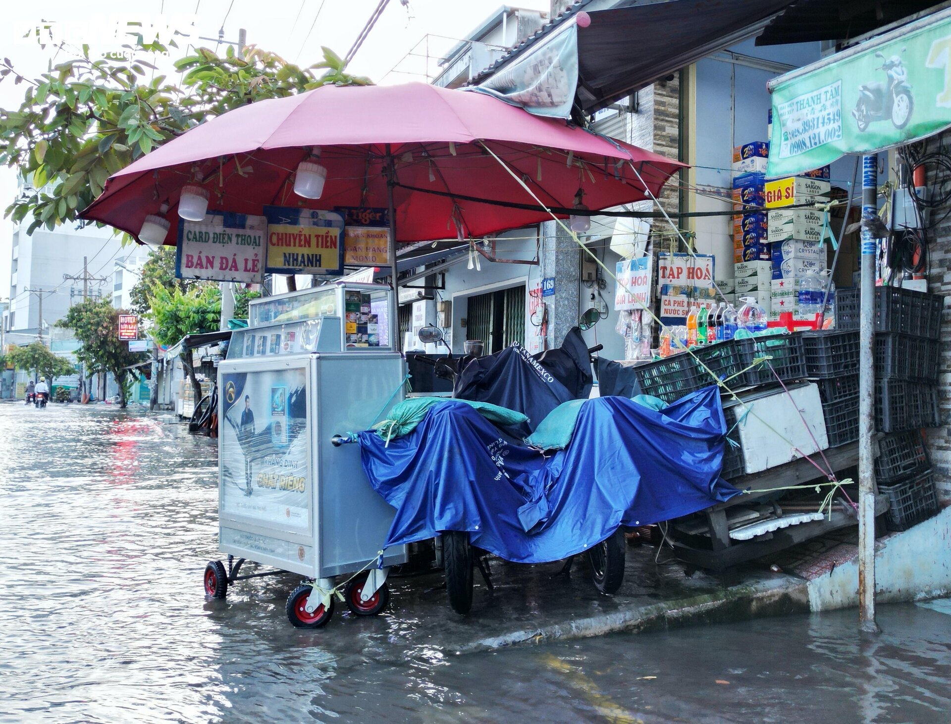 TP.HCM: Triều cường từ sáng sớm, người dân bì bõm giữa biển nước - Ảnh 6.