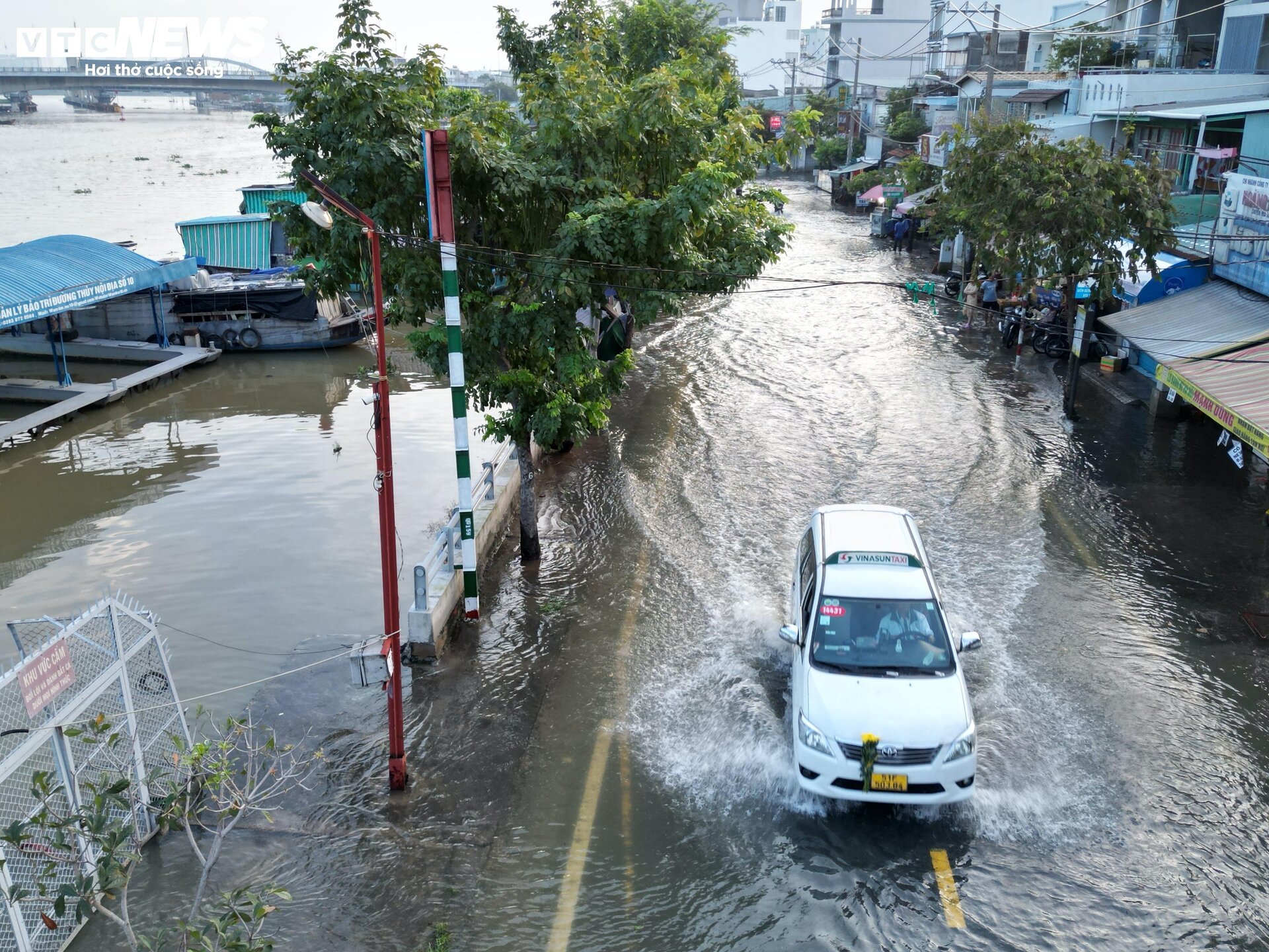 TP.HCM: Triều cường từ sáng sớm, người dân bì bõm giữa biển nước - Ảnh 2.