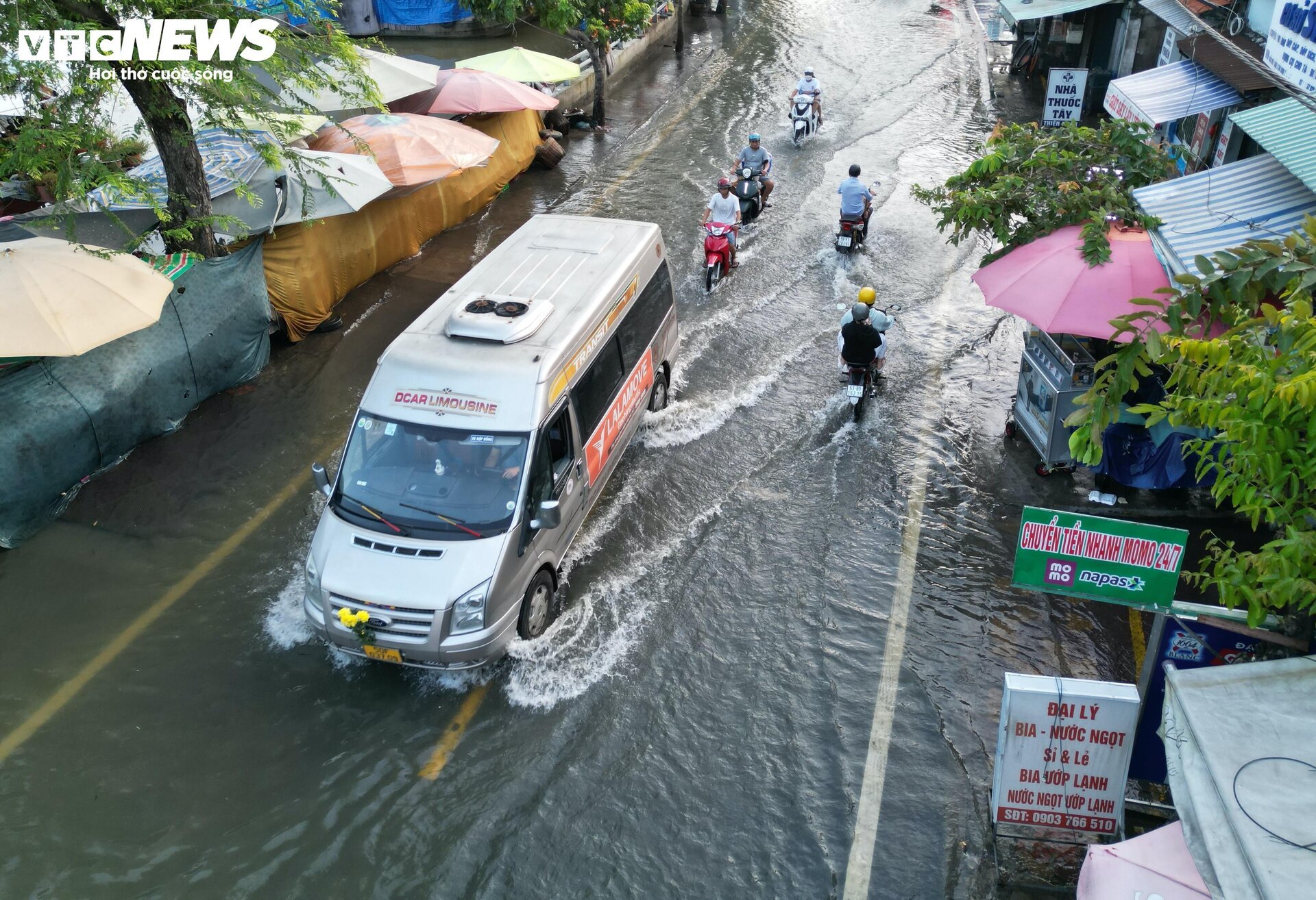 TP.HCM: Triều cường từ sáng sớm, người dân bì bõm giữa biển nước - Ảnh 17.