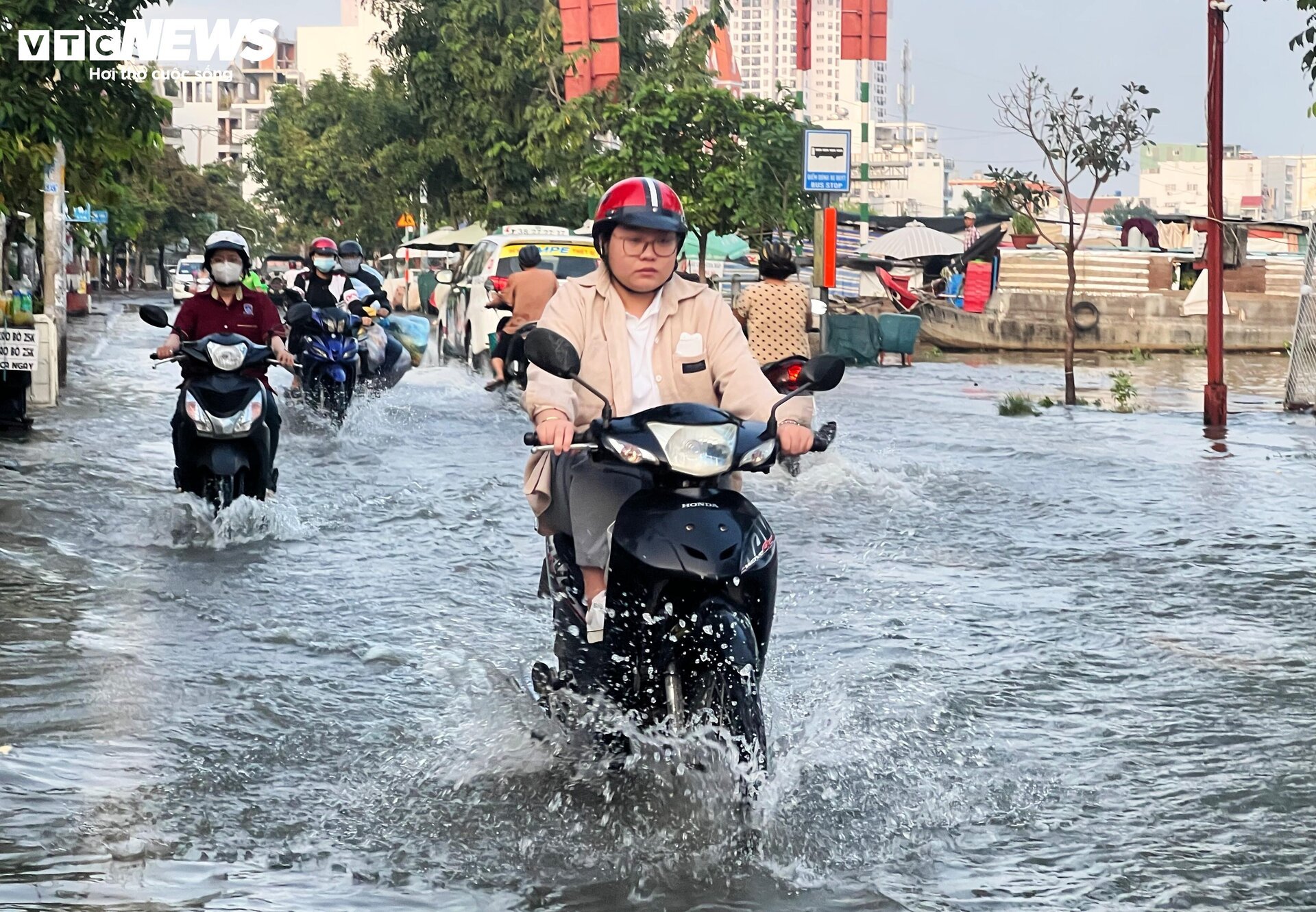 TP.HCM: Triều cường từ sáng sớm, người dân bì bõm giữa biển nước - Ảnh 10.