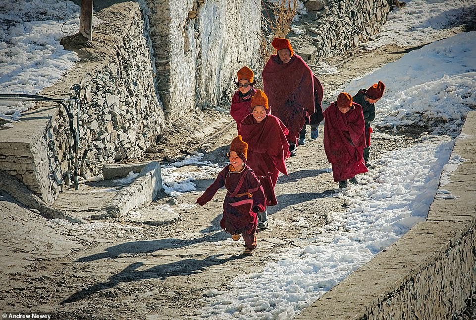 Dấn thân đến nơi hẻo lánh nhất thế giới giữa mùa đông tuyết trắng, nhiếp ảnh gia mang về 15 bức ảnh gây kinh ngạc - Ảnh 5.