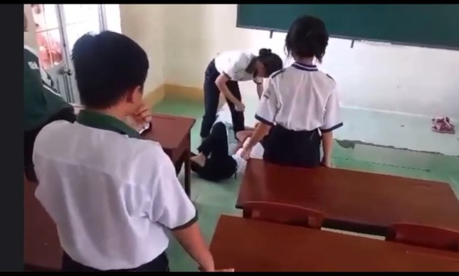 Nhìn nhau không thiện cảm, một nữ sinh bị bạn cùng lớp đánh, quay clip - Ảnh 1.