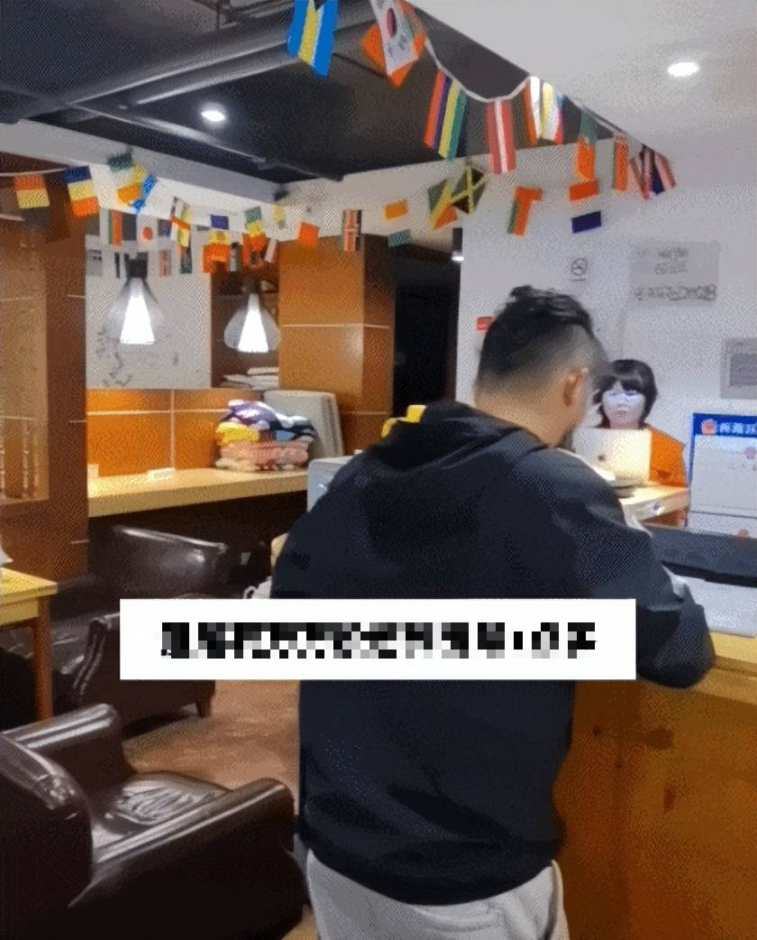 Video quay lén giữa đêm ở trường đại học top đầu bị rò rỉ, xem xong dân mạng chỉ biết xấu hổ - Ảnh 4. Video quay lén giữa đêm ở trường đại học top đầu bị rò rỉ, xem xong dân mạng chỉ biết xấu hổ - Ảnh 4.