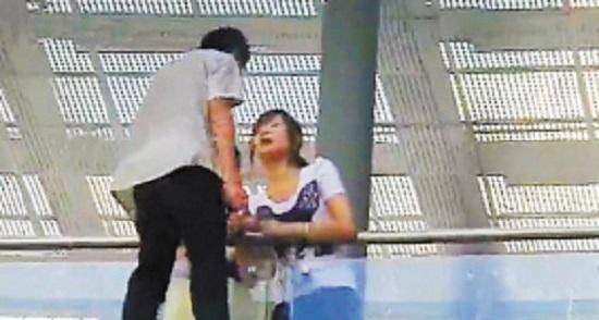 Tuyệt vọng nhảy cầu tự tử, thiếu niên 16 tuổi được cứu sống bởi nụ hôn của cô gái lạ mặt