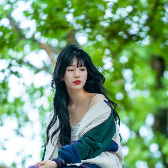 Style đẹp điên của Bae Suzy trong phim mới, bạn nên cắp sách vở học theo nếu muốn trở nên sành điệu hơn - Ảnh 4.
