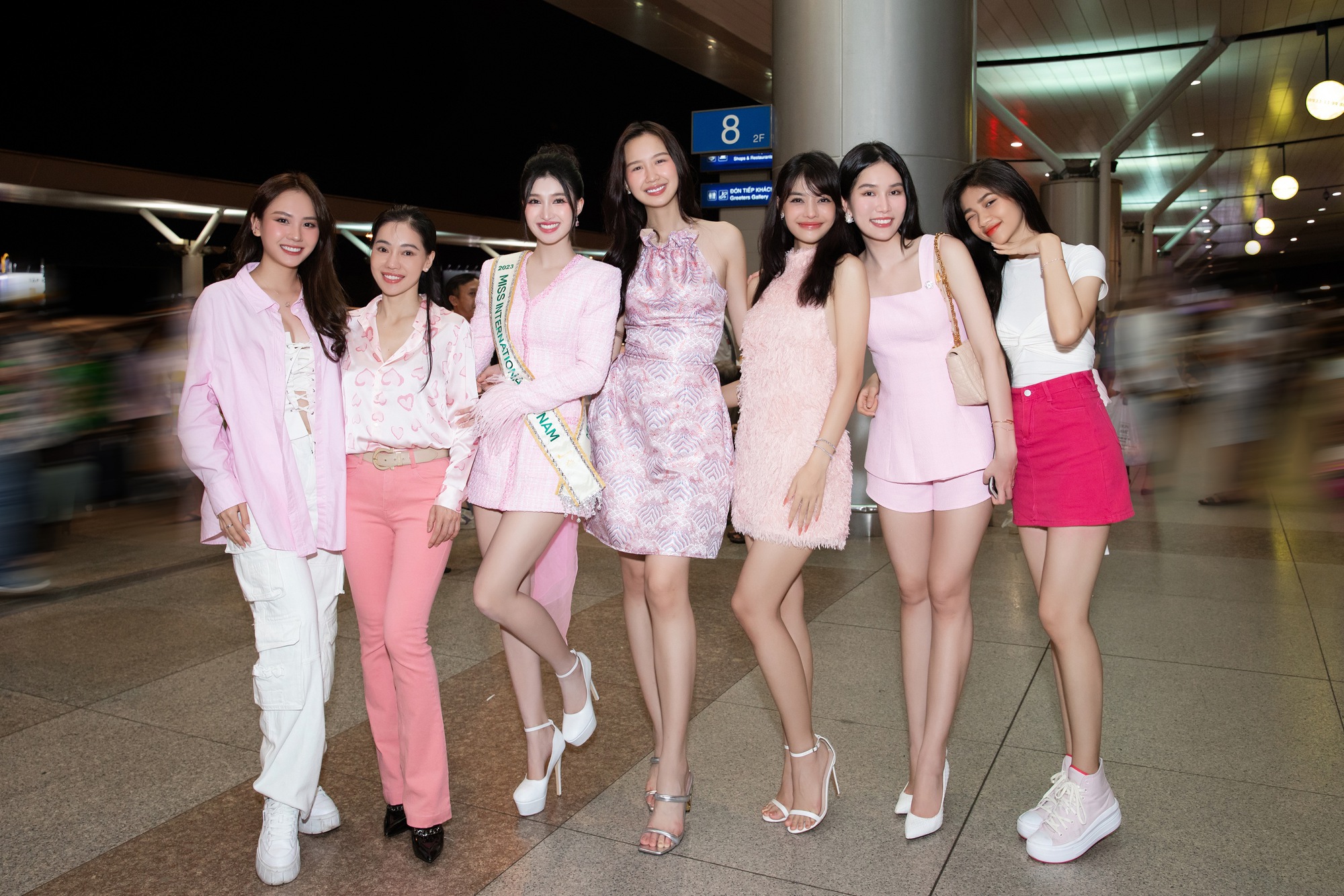 Dàn Hoa - Á hậu đổ bộ sân bay tiễn Phương Nhi sang Nhật Bản thi Miss International 2023 - Ảnh 3.