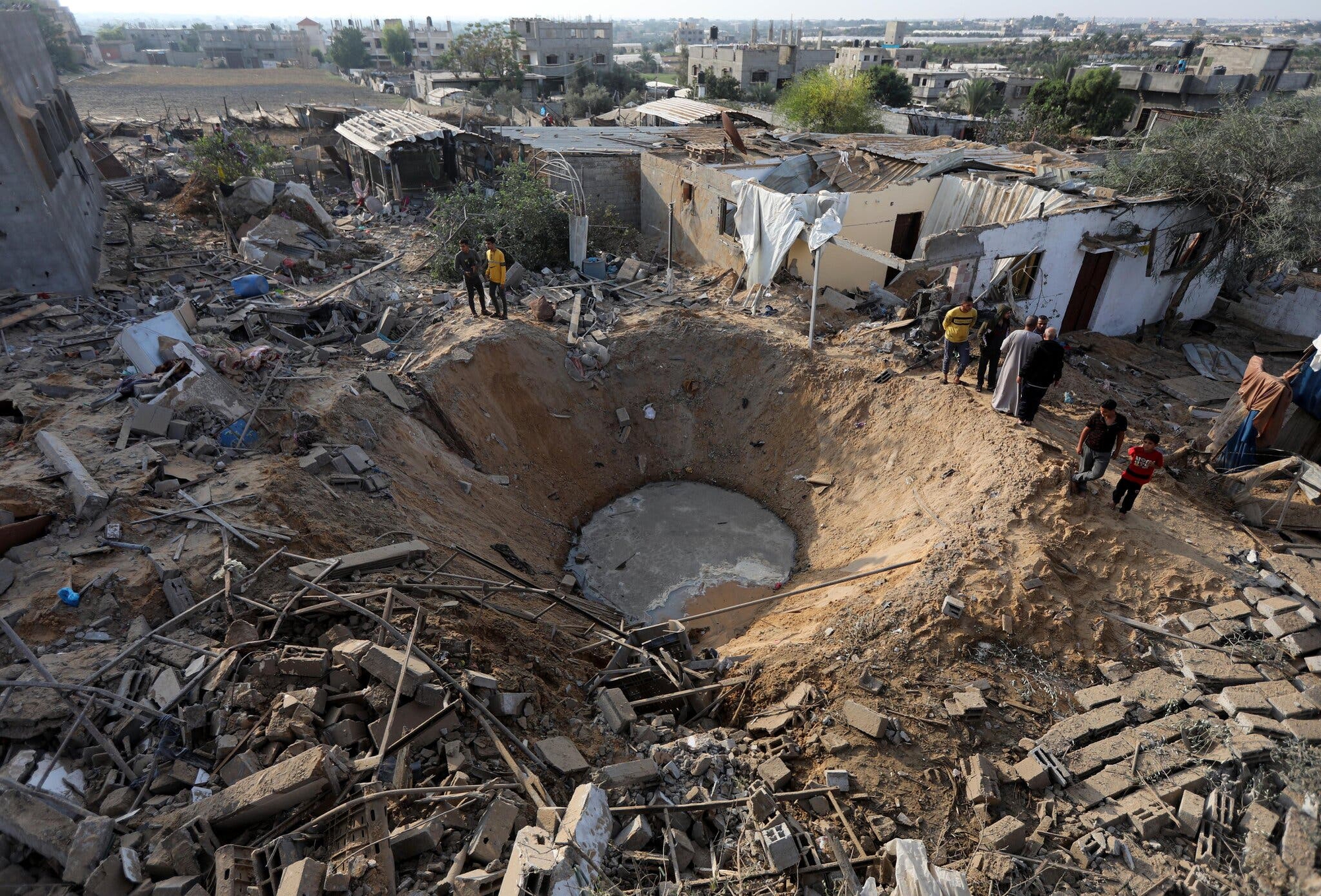 Nơi tưởng chừng an toàn cũng không còn an toàn, người dân Gaza không biết trốn vào đâu dưới làn lửa đạn - Ảnh 1.