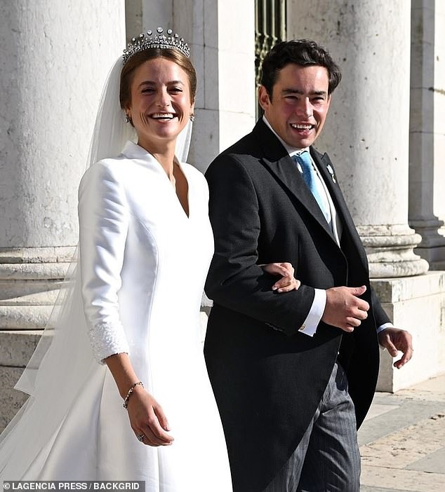 Cận cảnh đám cưới đầu tiên của hoàng gia Bồ Đào Nha sau 25 năm: 1.200 khách giới quý tộc, vương miện kim cương đặc biệt của cô dâu - Ảnh 2.