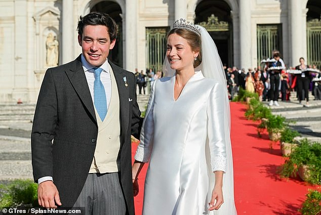Cận cảnh đám cưới đầu tiên của hoàng gia Bồ Đào Nha sau 25 năm: 1.200 khách giới quý tộc, vương miện kim cương đặc biệt của cô dâu - Ảnh 8.