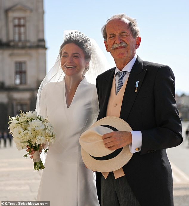 Cận cảnh đám cưới đầu tiên của hoàng gia Bồ Đào Nha sau 25 năm: 1.200 khách giới quý tộc, vương miện kim cương đặc biệt của cô dâu - Ảnh 6.