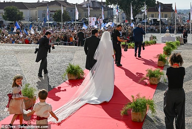 Cận cảnh đám cưới đầu tiên của hoàng gia Bồ Đào Nha sau 25 năm: 1.200 khách giới quý tộc, vương miện kim cương đặc biệt của cô dâu - Ảnh 11.