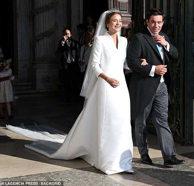 Cận cảnh đám cưới đầu tiên của hoàng gia Bồ Đào Nha sau 25 năm: 1.200 khách giới quý tộc, vương miện kim cương đặc biệt của cô dâu - Ảnh 9.