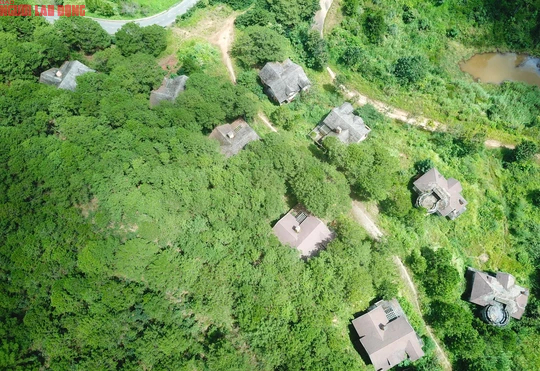 Cận cảnh 15 biệt thự ma bỏ hoang nhiều năm tại Khu du lịch quốc gia hồ Tuyền Lâm - Ảnh 13.