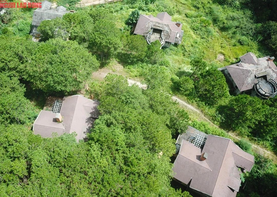 Cận cảnh 15 biệt thự ma bỏ hoang nhiều năm tại Khu du lịch quốc gia hồ Tuyền Lâm - Ảnh 14.