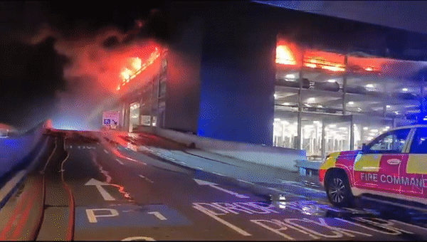 Hỏa hoạn kinh hoàng ở sân bay Luton: Tiết lộ khoảnh khắc xe hơi phát nổ, toàn bộ bãi để xe đổ sập chỉ trong tích tắc - Ảnh 1.
