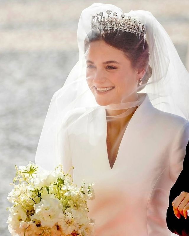 Cận cảnh đám cưới đầu tiên của hoàng gia Bồ Đào Nha sau 25 năm: 1.200 khách giới quý tộc, vương miện kim cương đặc biệt của cô dâu - Ảnh 3.