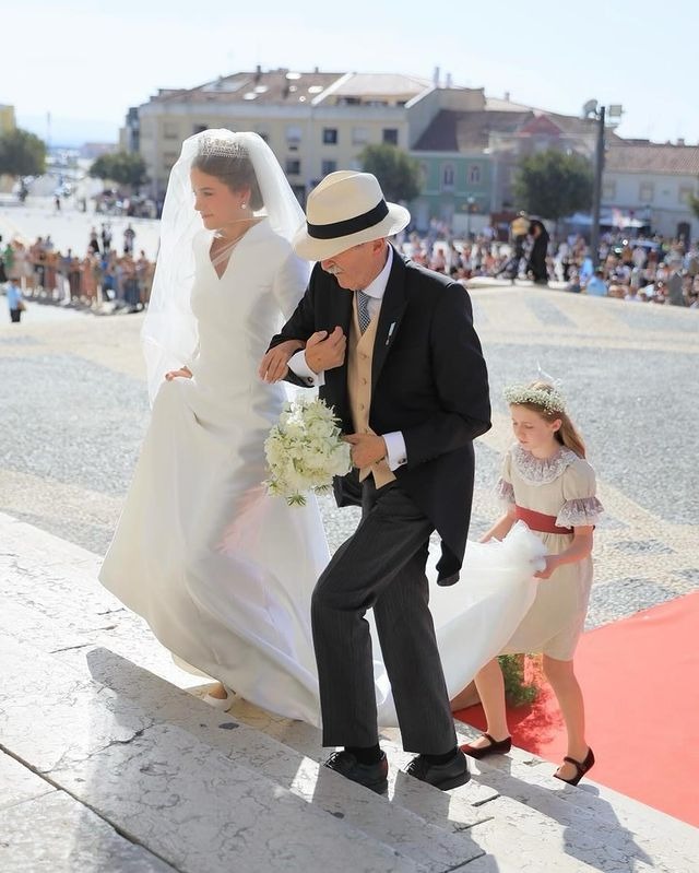 Cận cảnh đám cưới đầu tiên của hoàng gia Bồ Đào Nha sau 25 năm: 1.200 khách giới quý tộc, vương miện kim cương đặc biệt của cô dâu - Ảnh 5.