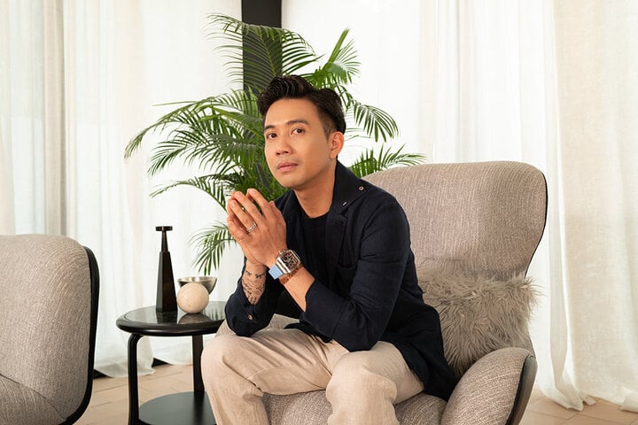 Minh Nhựa kể tuổi thơ cô đơn, làm công nhân khuân vác và ngưỡng mộ Cường Đô La - Ảnh 1. Minh Nhựa kể tuổi thơ cô đơn, làm công nhân khuân vác và ngưỡng mộ Cường Đô La - Ảnh 1.
