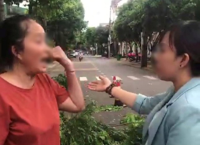 CLIP: Nữ nhân viên công ty Môi trường Đắk Lắk choáng váng khi bị tát thẳng mặt - Ảnh 1.