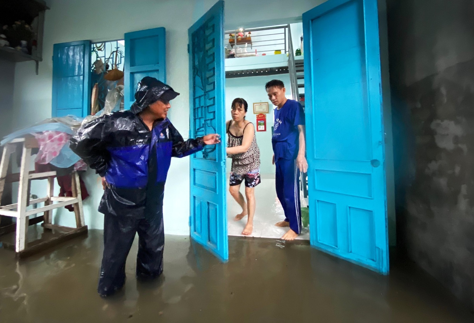 Đà Nẵng: Người dân khốn đốn dọn đồ chạy ngập trong đêm, đốt nến ăn cơm hộp vì mất điện - Ảnh 17.