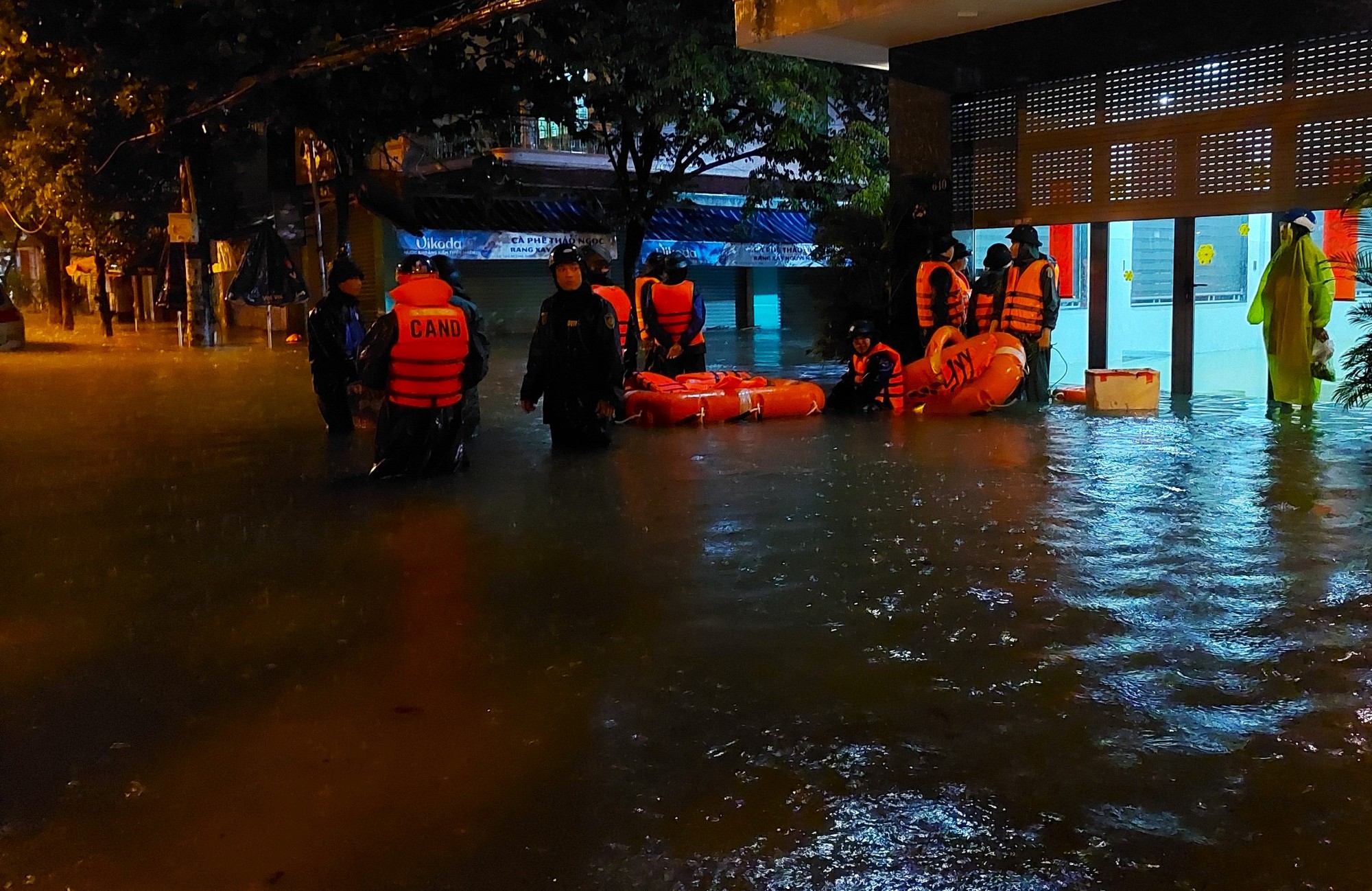 Đà Nẵng: Người dân khốn đốn dọn đồ chạy ngập trong đêm, đốt nến ăn cơm hộp vì mất điện - Ảnh 16.