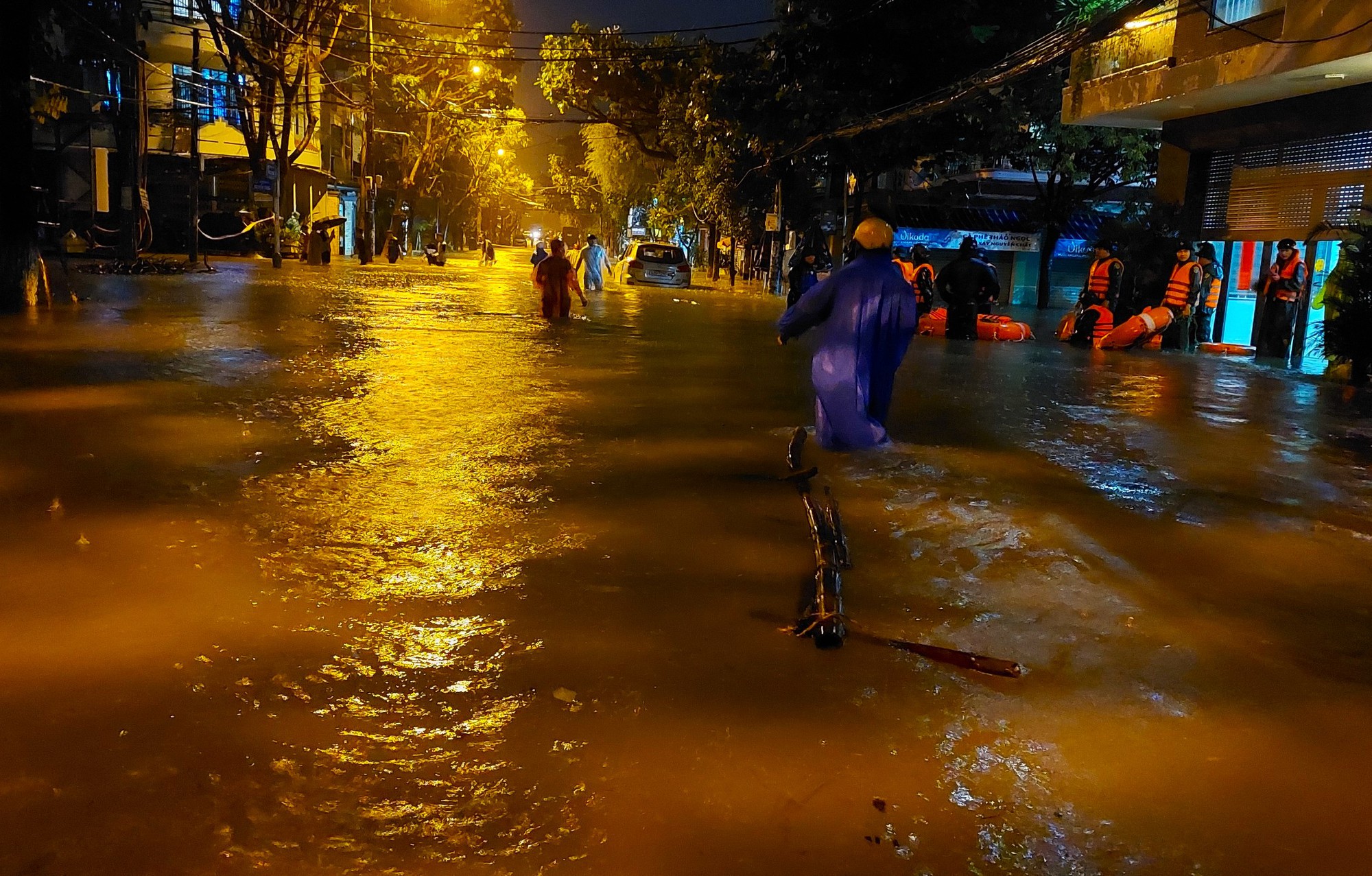 Đà Nẵng: Người dân khốn đốn dọn đồ chạy ngập trong đêm, đốt nến ăn cơm hộp vì mất điện - Ảnh 20.