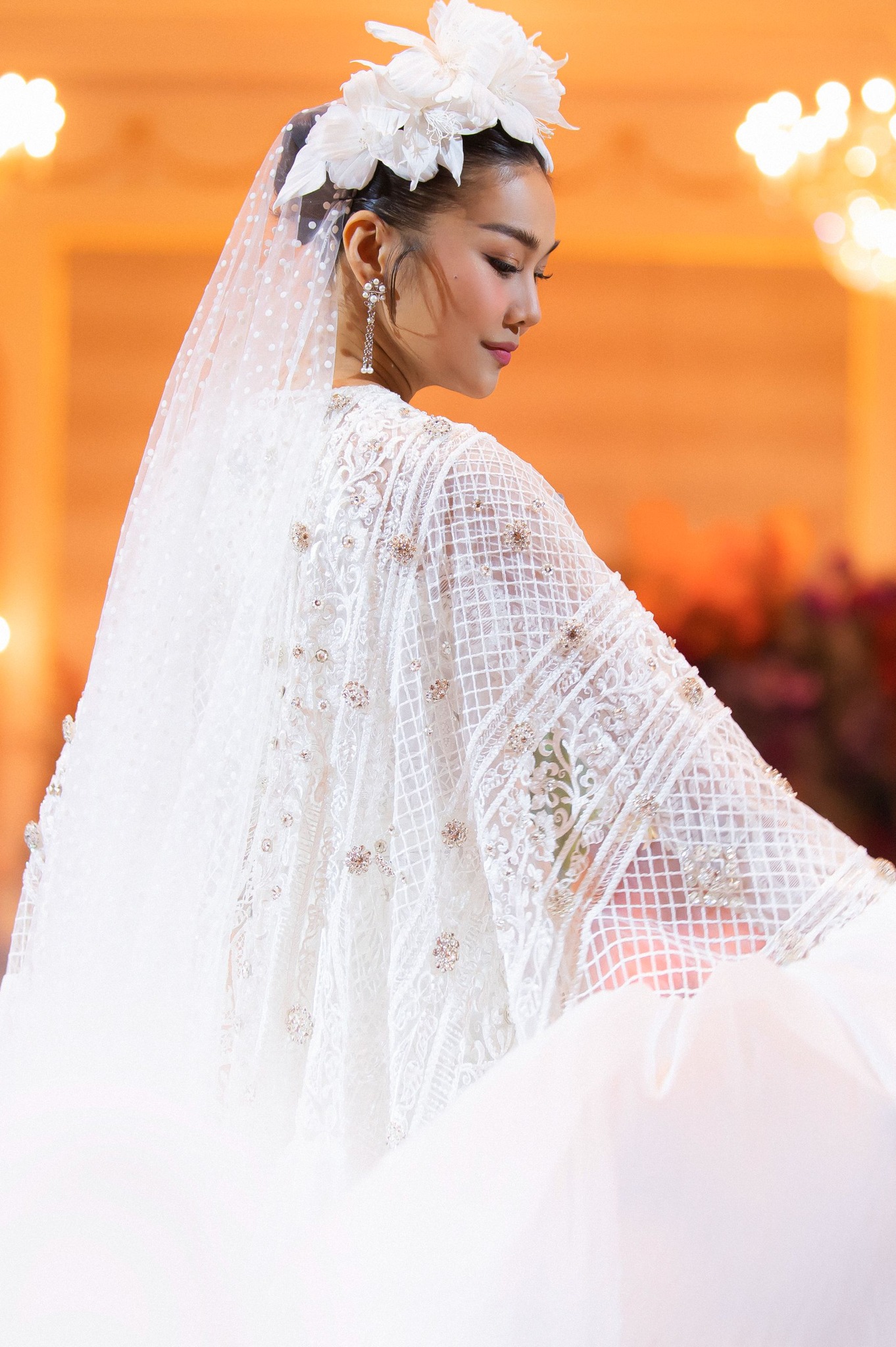 Streamer giàu nhất Việt Nam' tặng vợ váy cưới 1,2 triệu USD - Ngôi sao