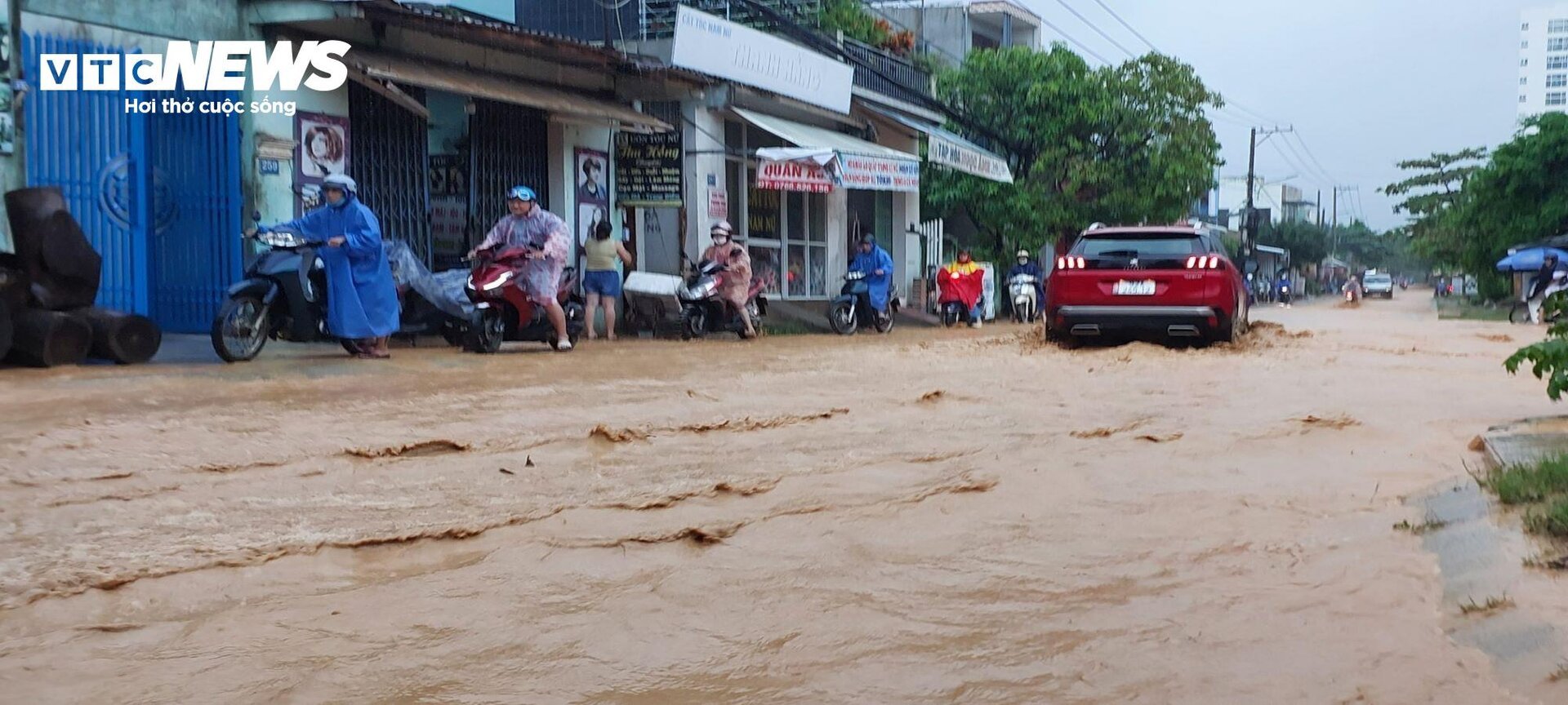 Nước tràn vào nhà, dân Đà Nẵng tất tả dọn đồ chạy lụt - Ảnh 4.