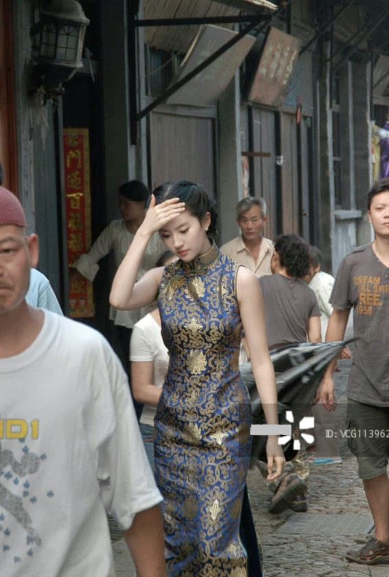 Đào lại loạt ảnh Lưu Diệc Phi diện sườn xám trong hậu trường, khí chất “thần tiên tỷ tỷ” bất bại qua cam thường - Ảnh 1. Đào lại loạt ảnh Lưu Diệc Phi diện sườn xám trong hậu trường, khí chất “thần tiên tỷ tỷ” bất bại qua cam thường - Ảnh 1.