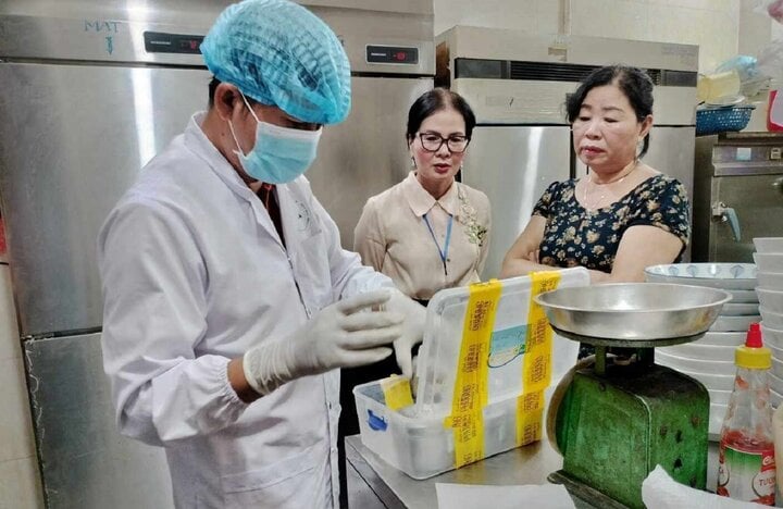 Hàng trăm người nhập viện, 1 ca tử vong do ngộ độc: Quảng Nam chỉ đạo nóng - Ảnh 3. Hàng trăm người nhập viện, 1 ca tử vong do ngộ độc: Quảng Nam chỉ đạo nóng - Ảnh 3.